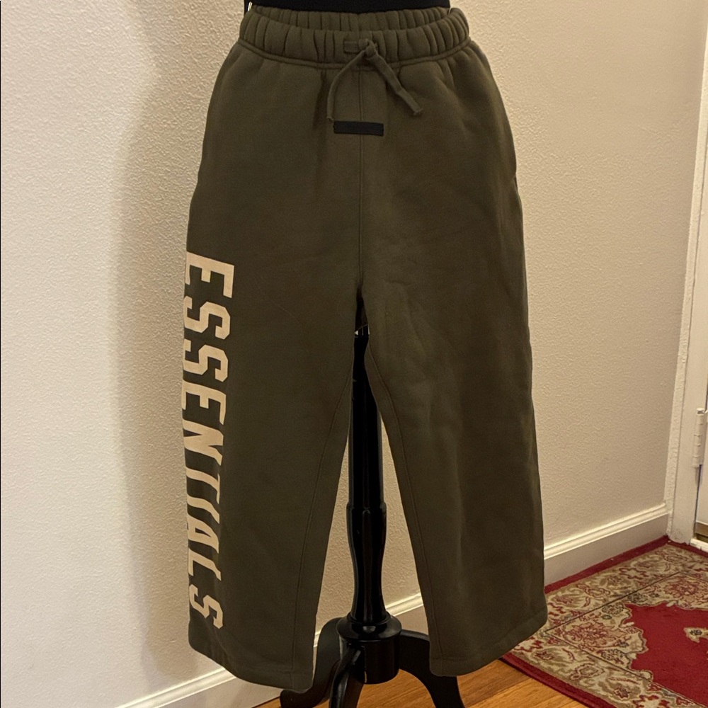Essentials KIDS 2PC Camo Green Joggers Sweatpant
boys Size 10 matching T Size 8